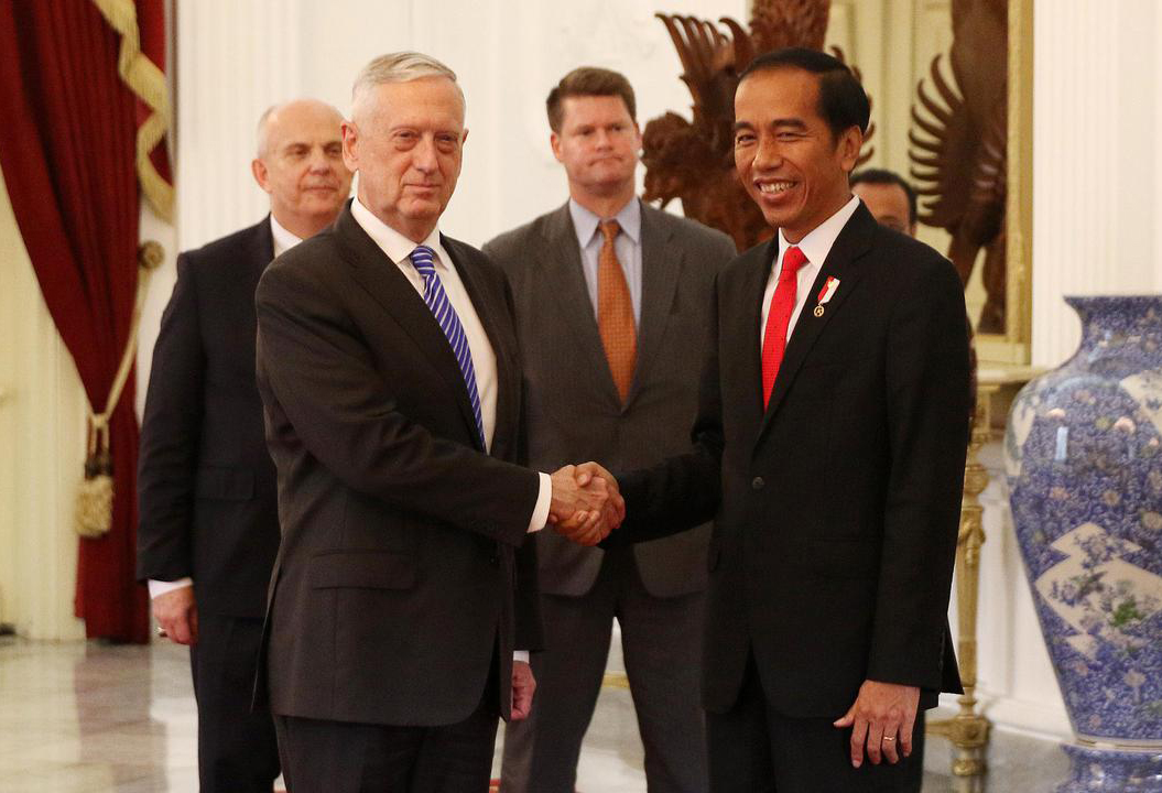 Jokowi Bertemu Menhan AS di Istana Merdeka